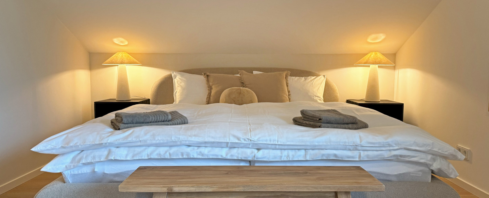 Schlafzimmer mit Doppelbett und 2 Einzelbetten