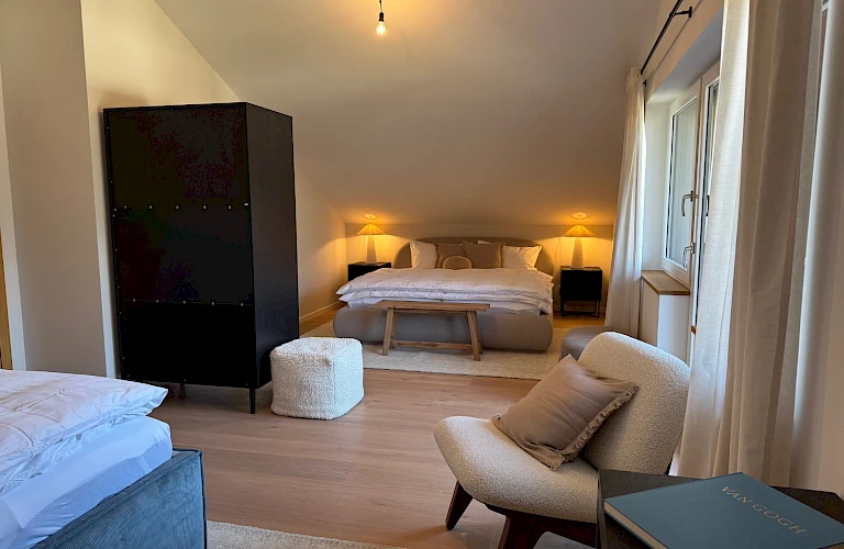 Schlafzimmer mit Doppelbett & zwei Einzelbetten