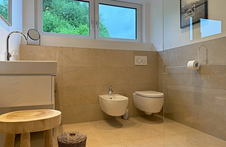 Badezimmer mit Dusche