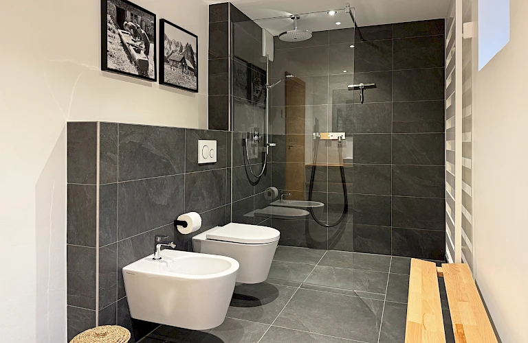 Badezimmer mit Dusche