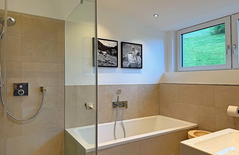 Bad mit Dusche & Badewanne