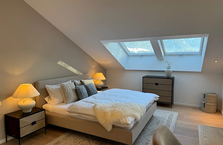 Schlafzimmer mit Doppelbett