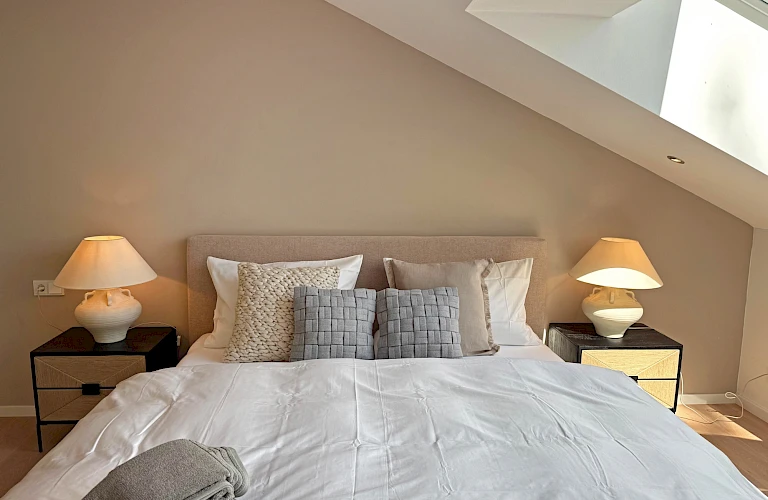 Schlafzimmer mit Doppelbett