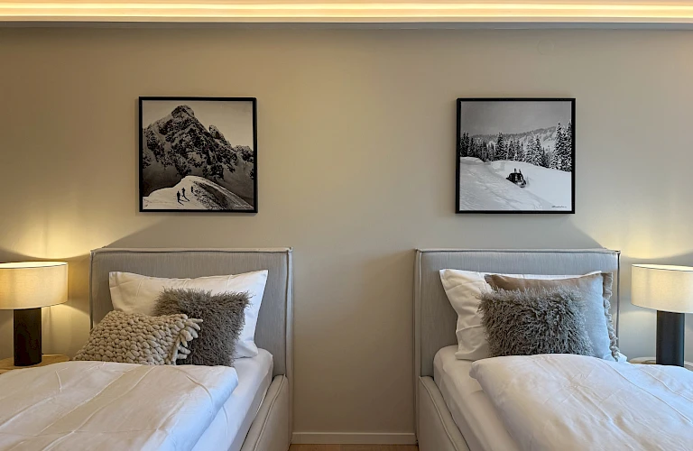 Schlafzimmer mit zwei Einzelbetten