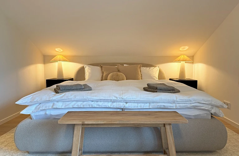 Schlafzimmer mit Doppelbett & zwei Einzelbetten