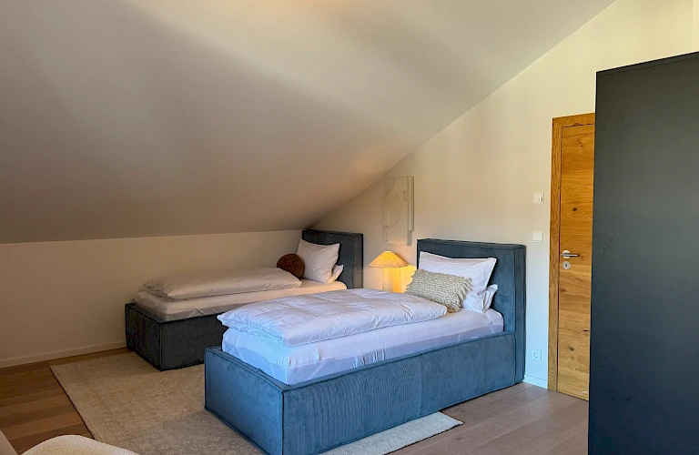 Schlafzimmer mit zwei Einzelbetten & Doppelbett