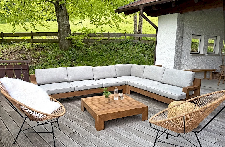 Außenbereich mit Outdoor-Lounge