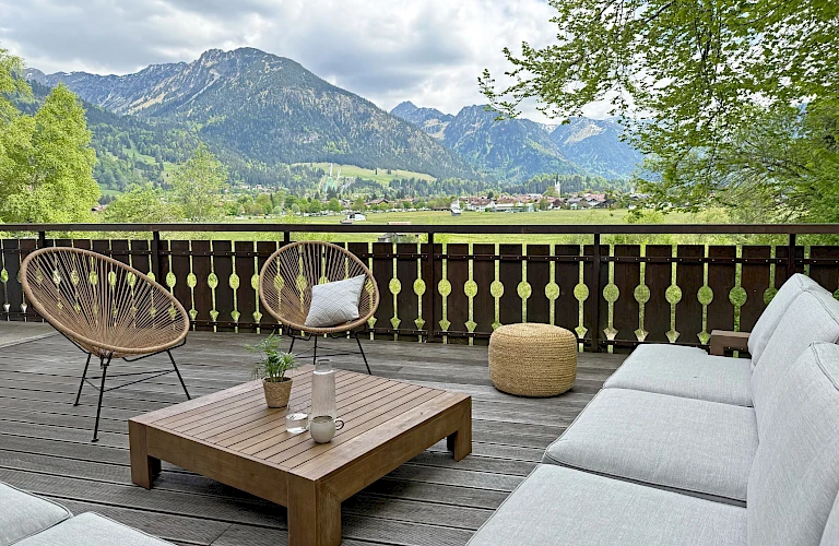 Aussicht von der Terrasse auf Oberstdorf und die Alpen