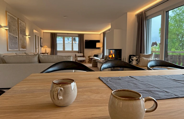 Gemütlich Tee trinken und dem Feuer im Kamin zuschauen.