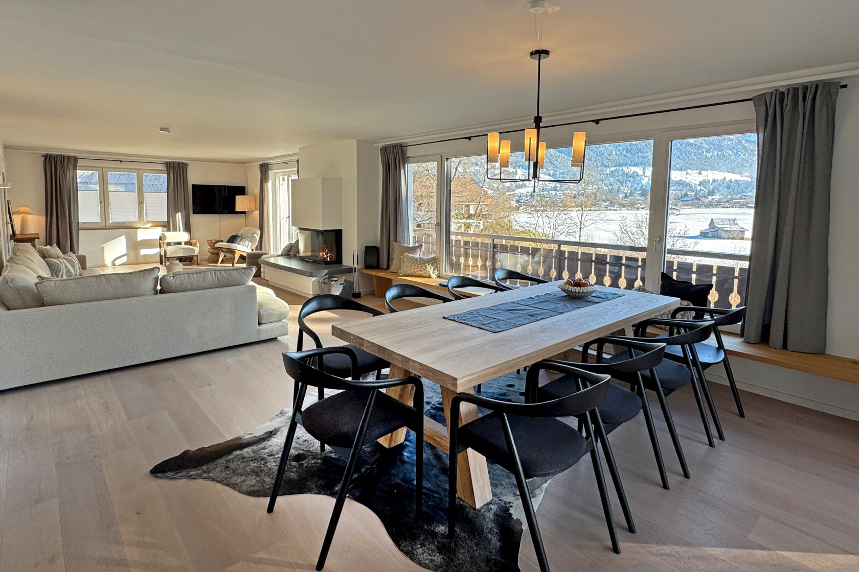 Großzügiger Wohn- & Essbereich mit Ausblick auf die Winterlandschaft