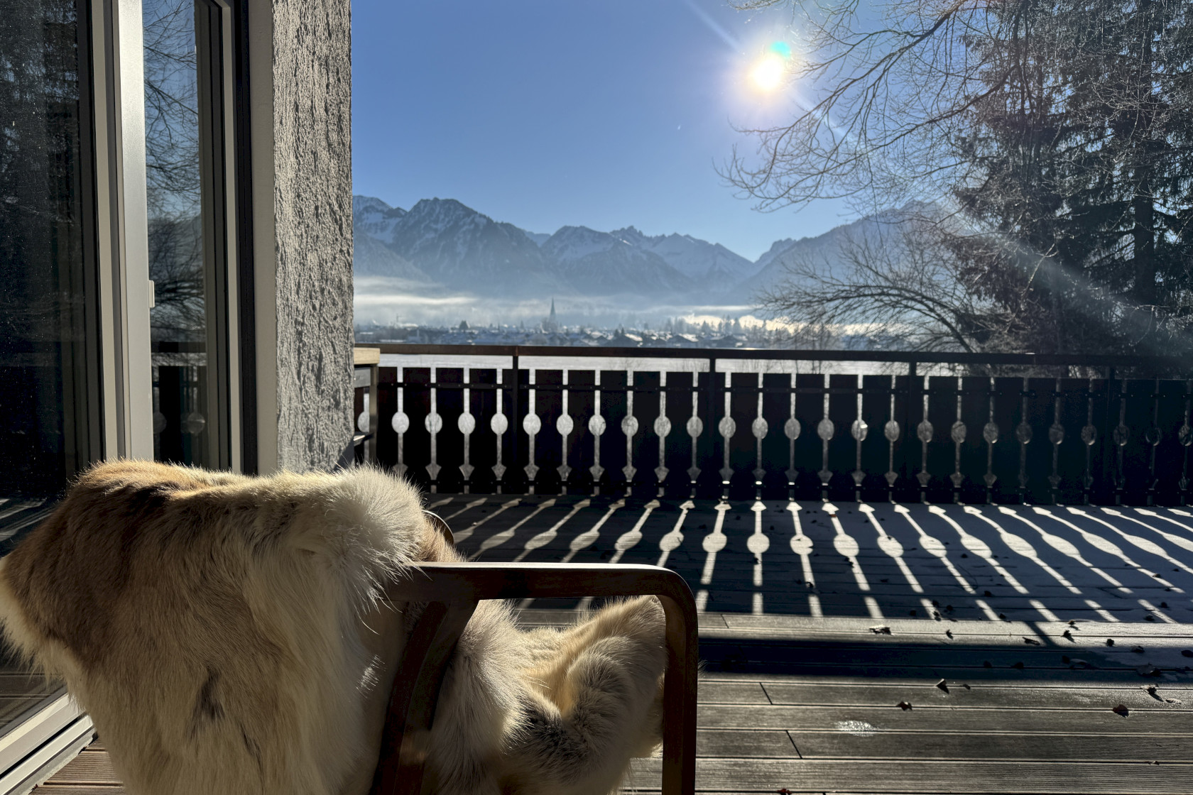 Sonniger Wintertag auf der Terrasse mit traumhaftem Ausblick