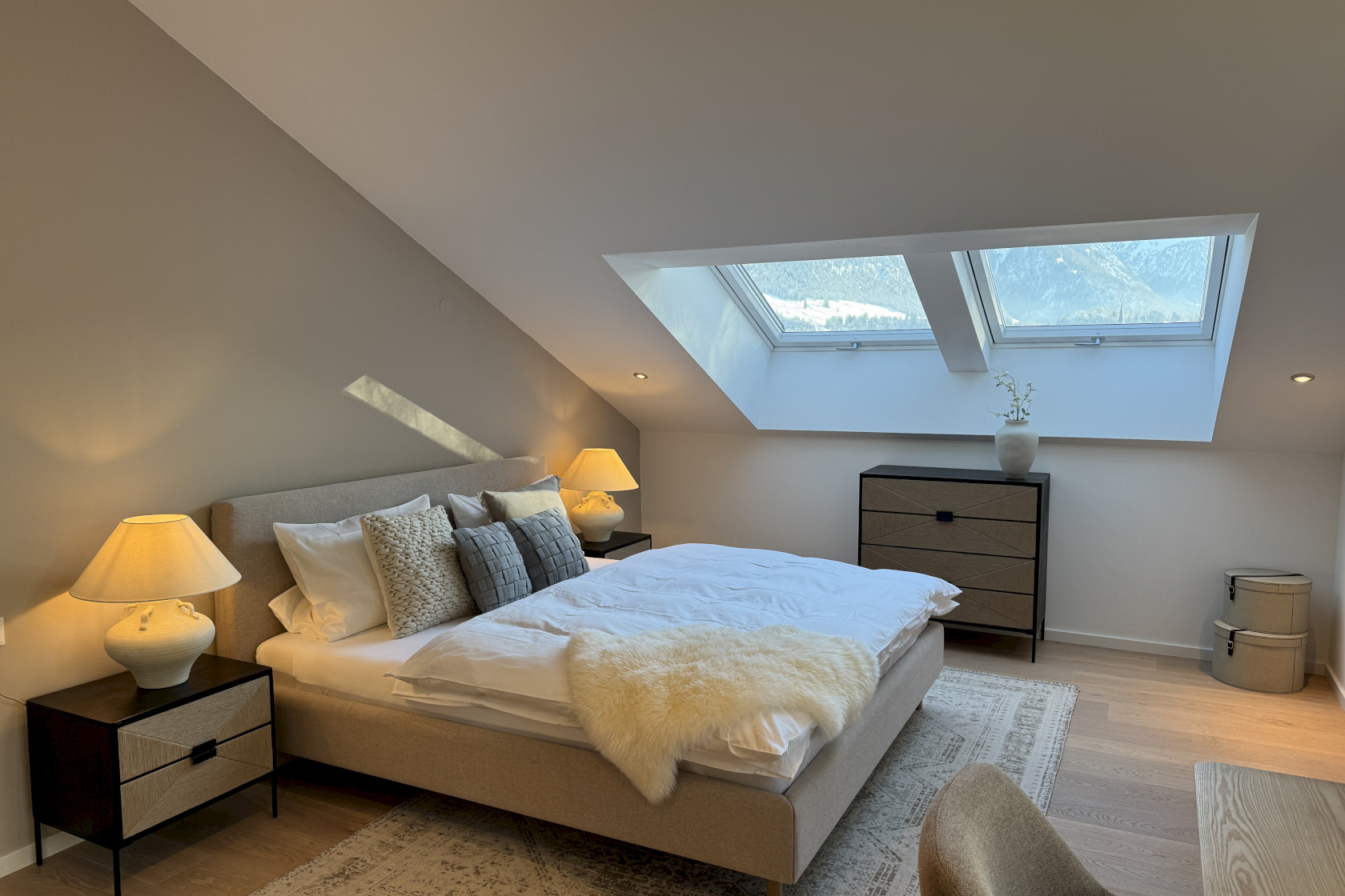 Gemütliches Schlafzimmer mit winterlichem Ausblick