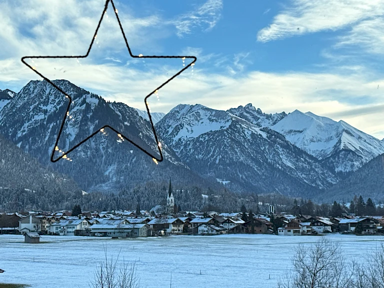 Ausblick vom Klopfer Haus mit Stern an der Scheibe