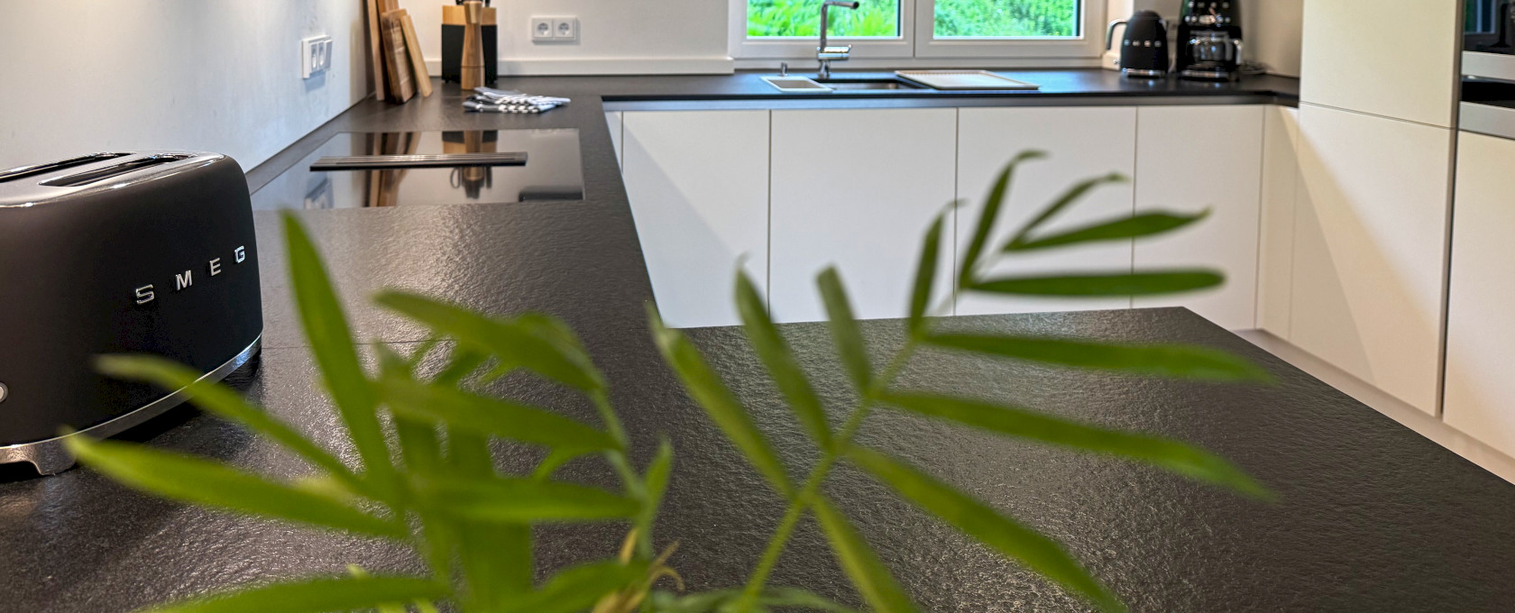 Voll ausgestattete Küche mit hochwertigen Geräten im Klopfer Haus